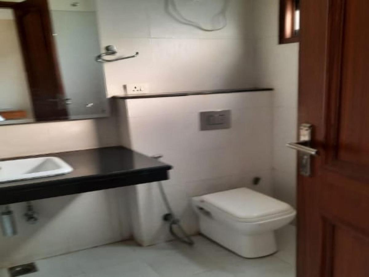 Oyo 74401 Aster Garden Suites เดลี ภายนอก รูปภาพ