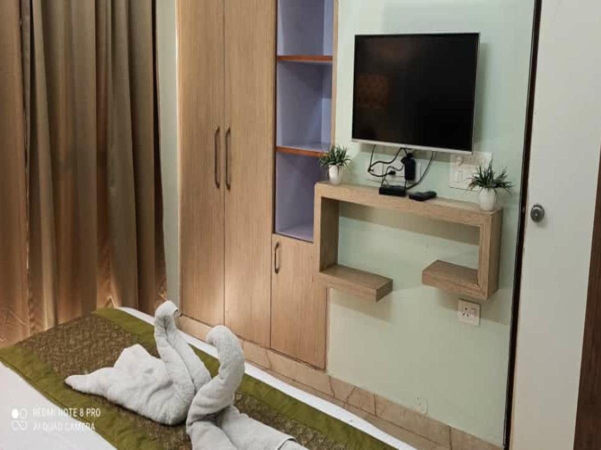 Oyo 74401 Aster Garden Suites เดลี ภายนอก รูปภาพ