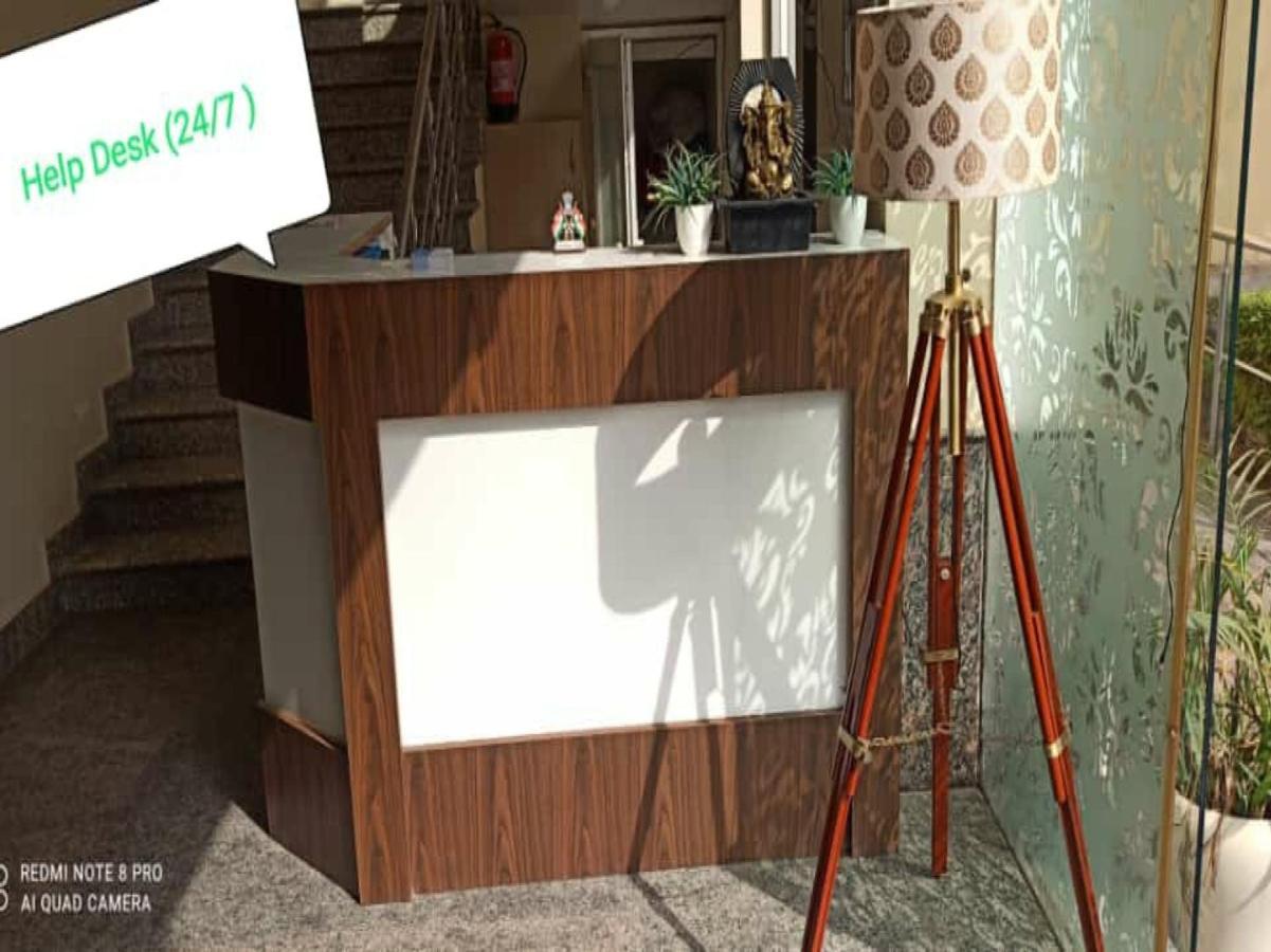 Oyo 74401 Aster Garden Suites เดลี ภายนอก รูปภาพ