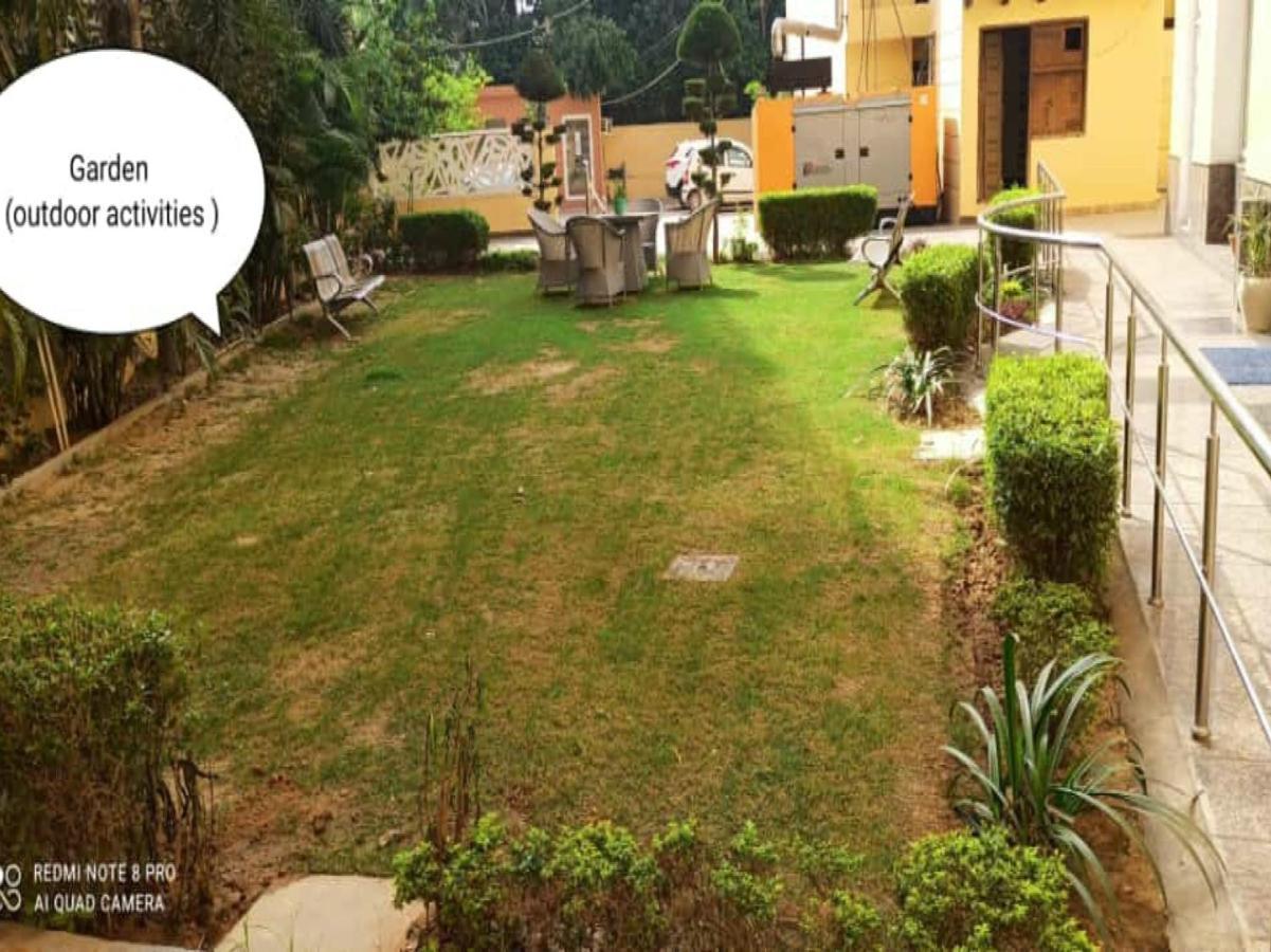 Oyo 74401 Aster Garden Suites เดลี ภายนอก รูปภาพ