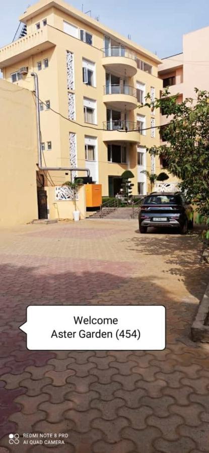 Oyo 74401 Aster Garden Suites เดลี ภายนอก รูปภาพ