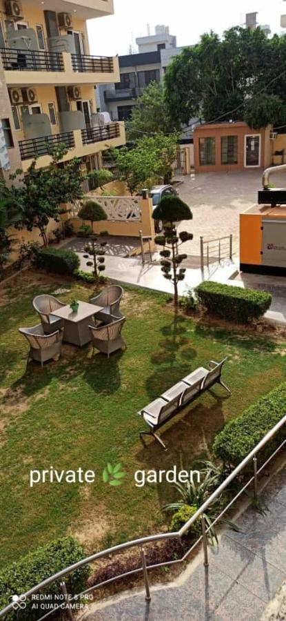 Oyo 74401 Aster Garden Suites เดลี ภายนอก รูปภาพ