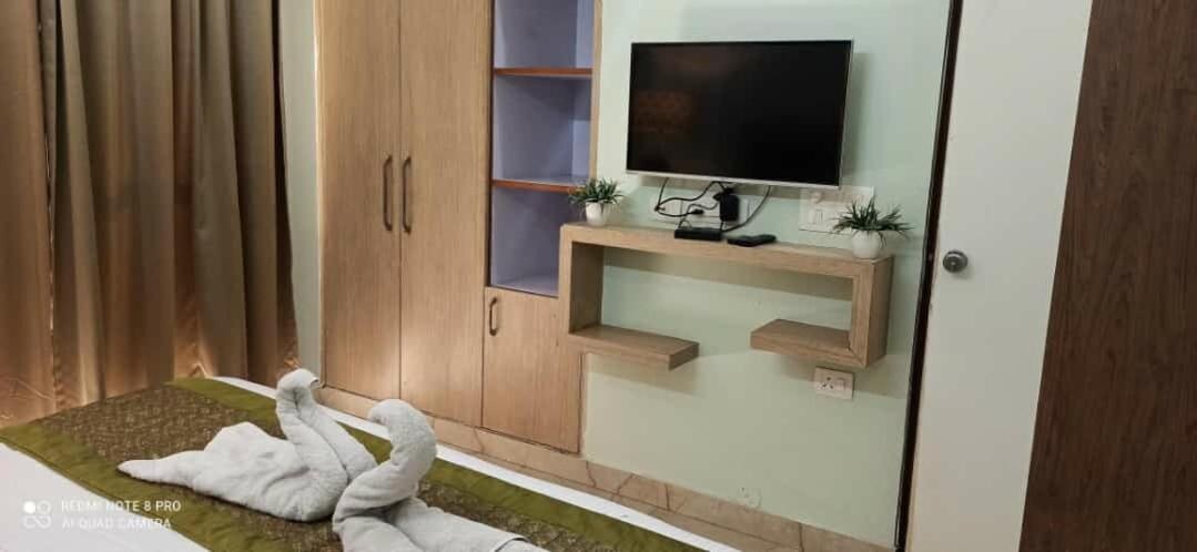 Oyo 74401 Aster Garden Suites เดลี ภายนอก รูปภาพ