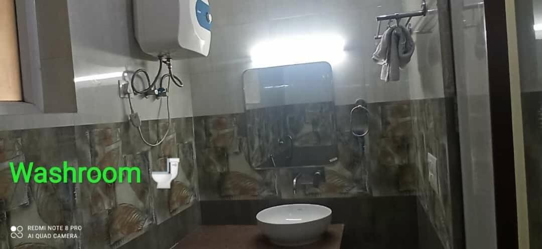 Oyo 74401 Aster Garden Suites เดลี ภายนอก รูปภาพ